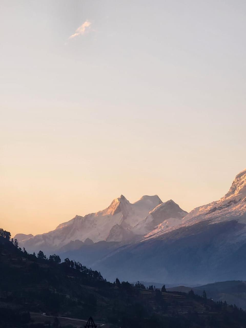 Lhotse Hostel B&B Уарас Екстер'єр фото