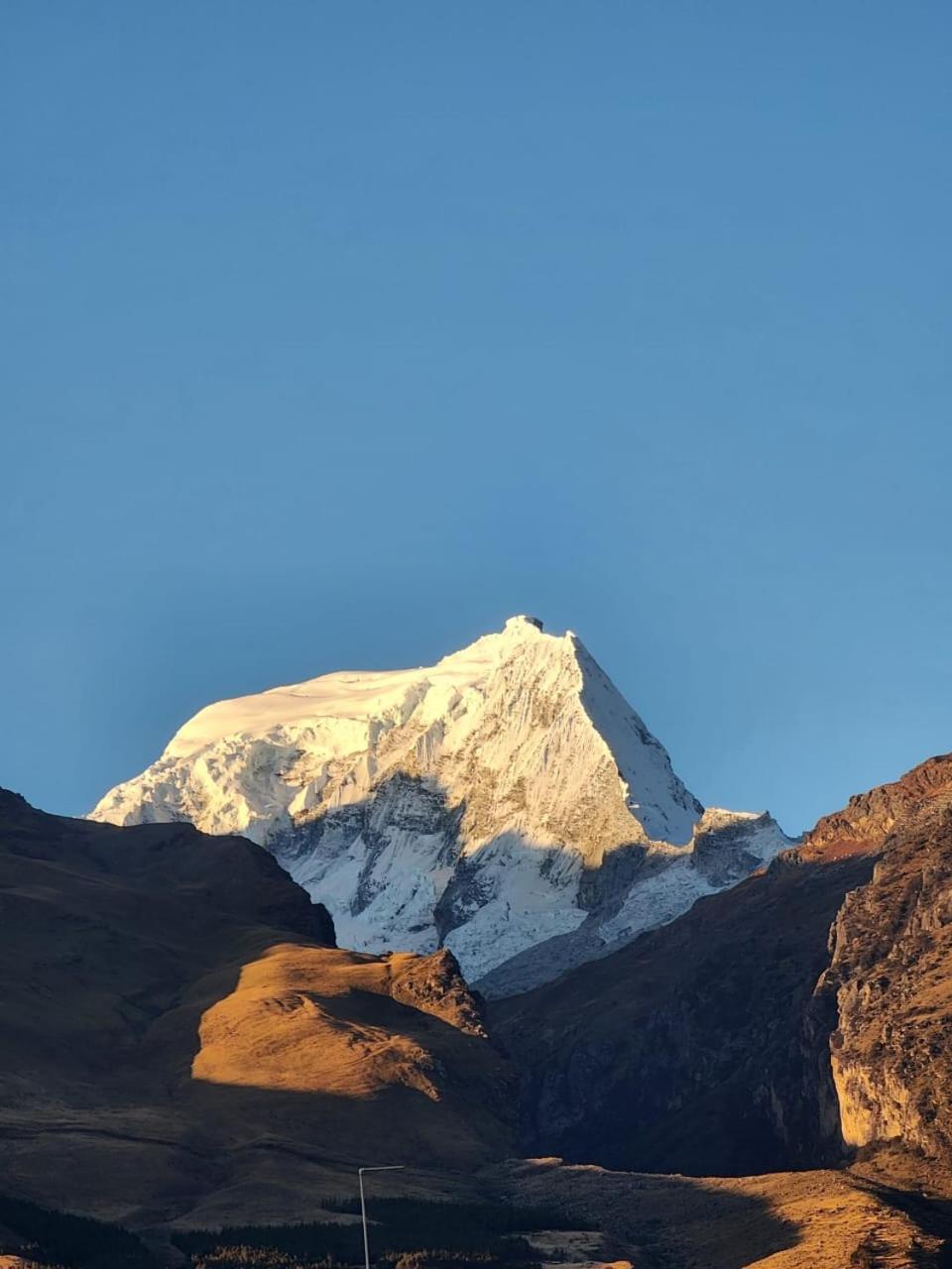 Lhotse Hostel B&B Уарас Екстер'єр фото