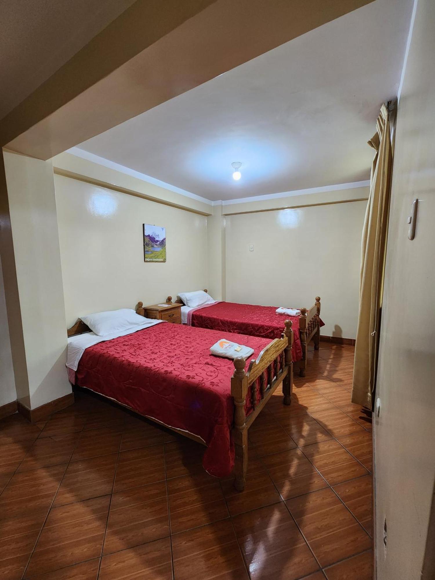 Lhotse Hostel B&B Уарас Екстер'єр фото