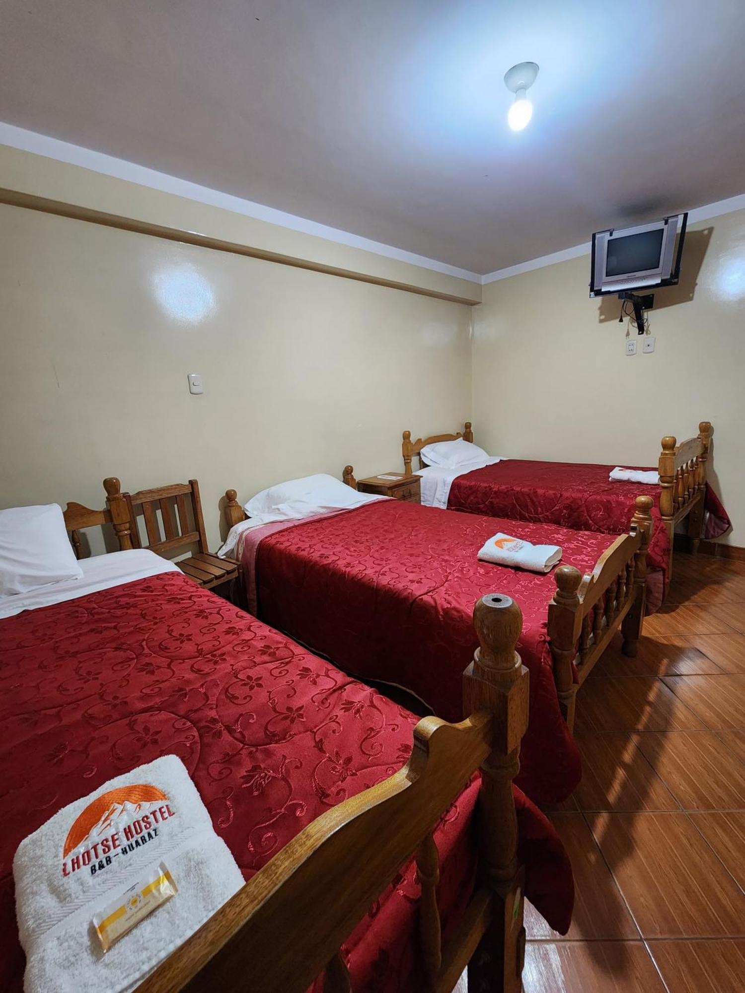 Lhotse Hostel B&B Уарас Екстер'єр фото