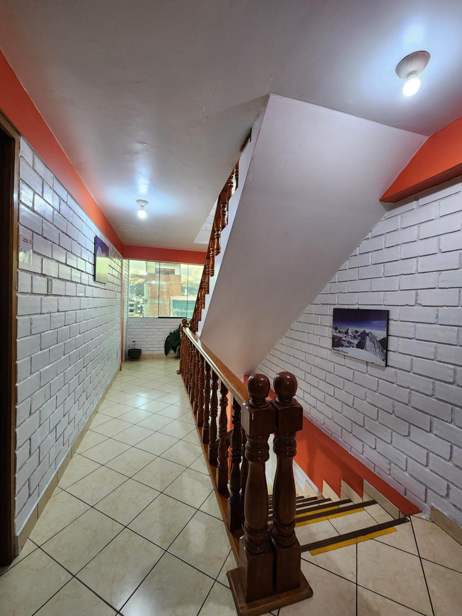 Lhotse Hostel B&B Уарас Екстер'єр фото