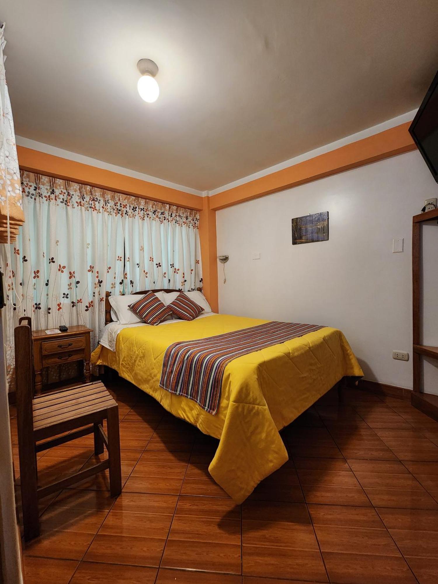 Lhotse Hostel B&B Уарас Екстер'єр фото