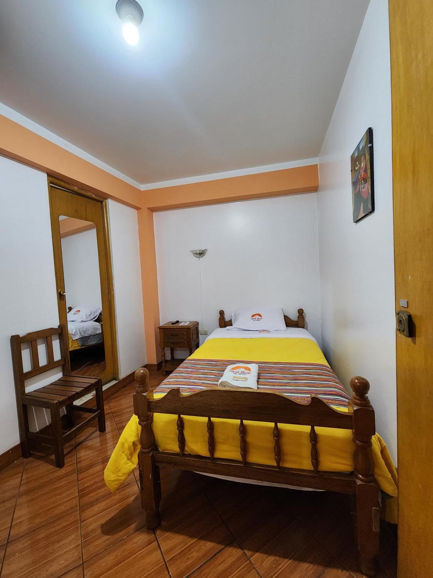 Lhotse Hostel B&B Уарас Екстер'єр фото