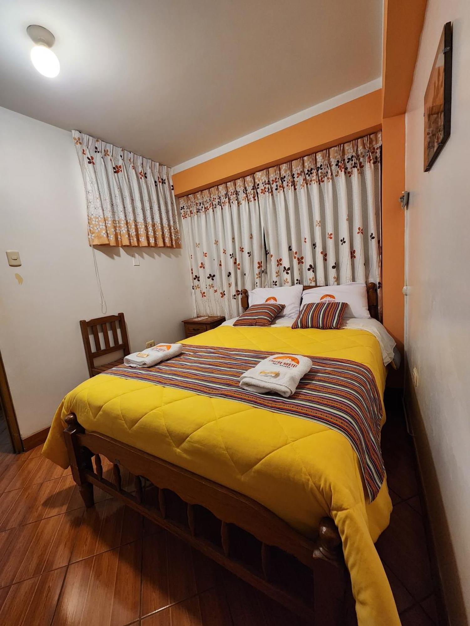 Lhotse Hostel B&B Уарас Екстер'єр фото