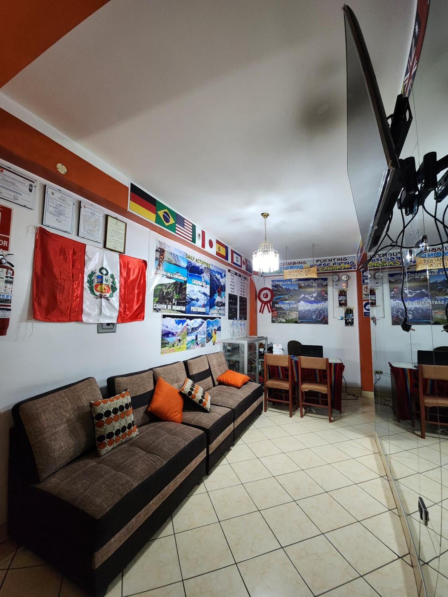 Lhotse Hostel B&B Уарас Екстер'єр фото